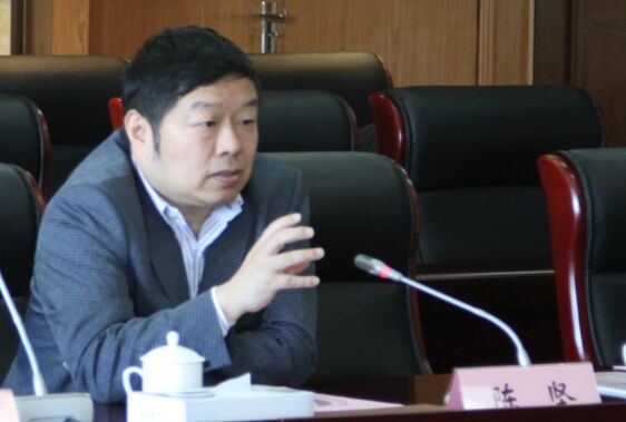 陈校长介绍学校和食品生物技术研究所情况