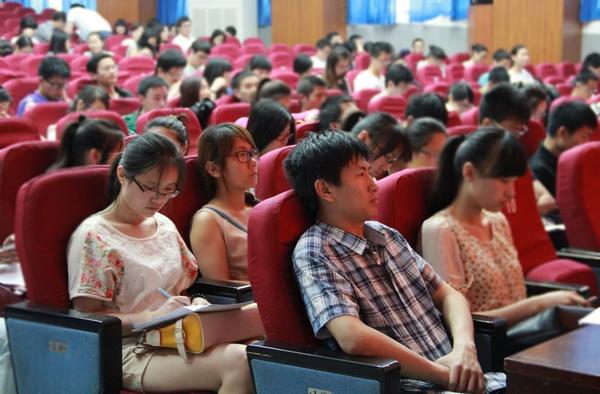 学员认真聆听