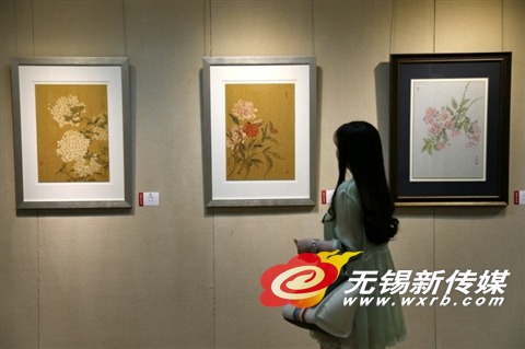 市民欣赏画展作品
