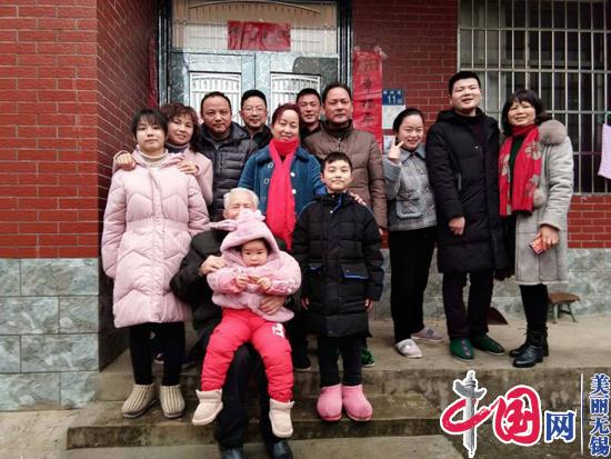 点击图片翻到下一页>> 一份特殊的寒假作业——照一张全家福