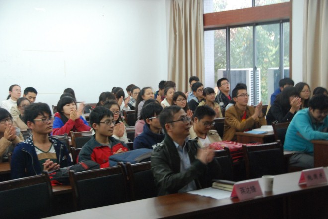 精彩报告引起了同学们阵阵掌声
