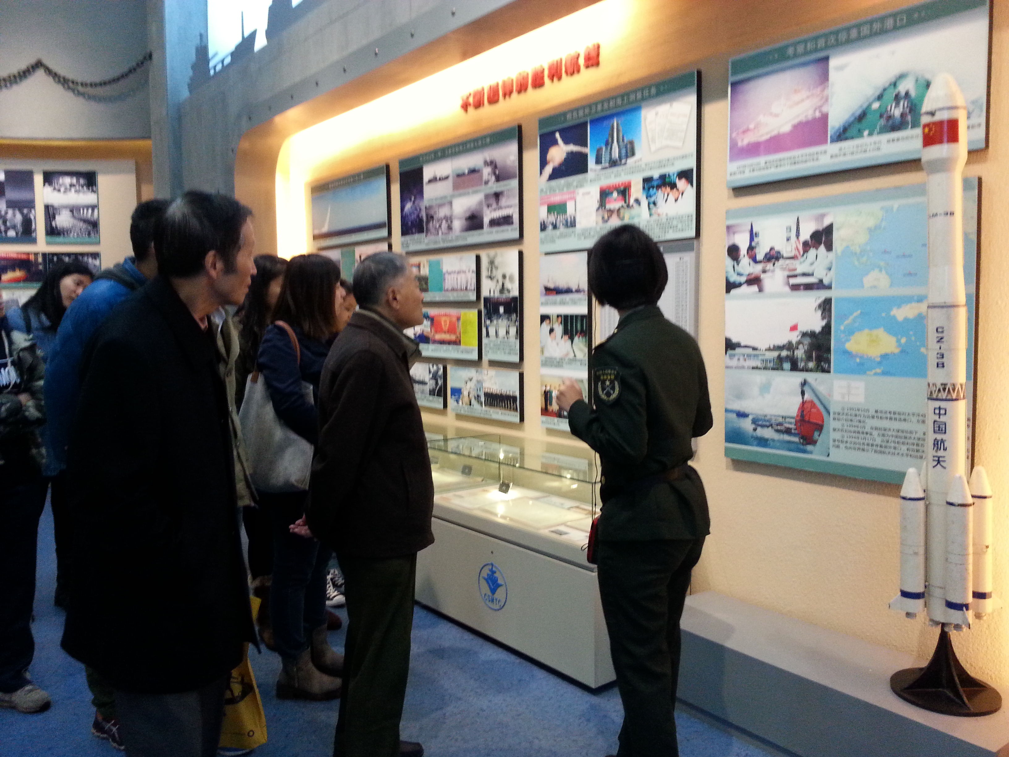 参观“远望号”基地展览馆