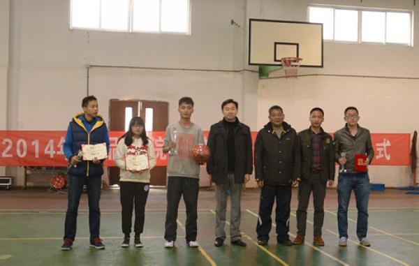 追梦赛季揭幕赛现场