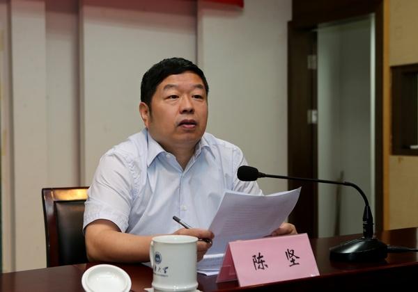 校长陈坚主持会议