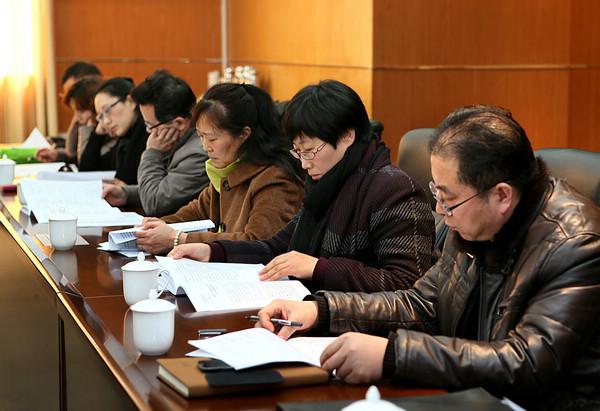与会同志认真审议报告