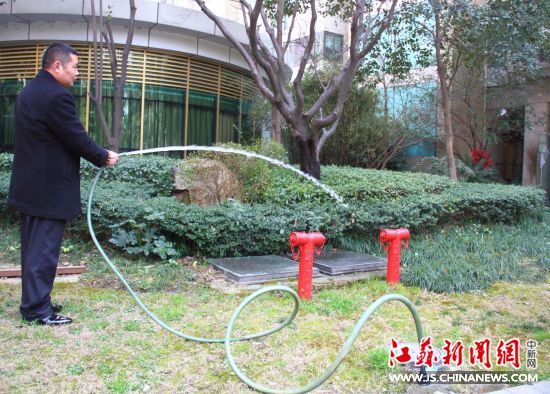 工作人员用景观湖里的水浇灌绿化1