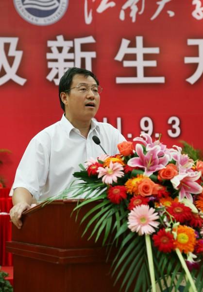 校党委书记武贵龙宣读“江南大学2011级优秀考生奖”获奖名单，并对新生提出殷切希望
