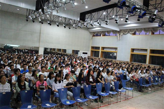 同学们认真聆听