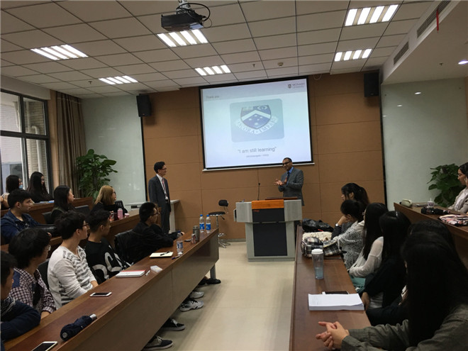 与商学院学生交流