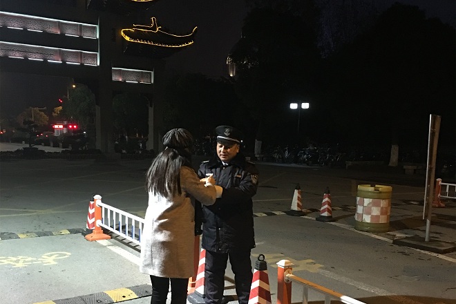给学校保安送热咖啡