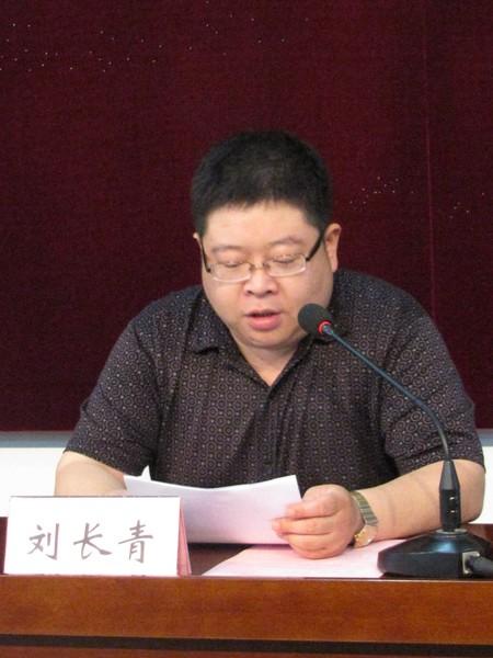 校团委副书记刘长青宣读《关于聘任生工学院柳艺石等418名毕业生为2012届校友联络员的决定》