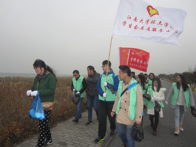 沿太湖边拾捡垃圾