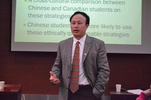 马振中教授作首场题为《商业谈判之原罪：中加跨文化比较》的讲座