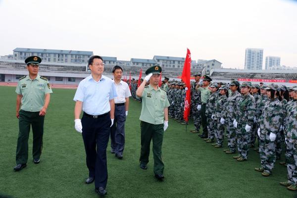 校党委书记武贵龙、武警8720部队副师长王建中、校党委副书记周小浦等一起检阅参训学生方阵
