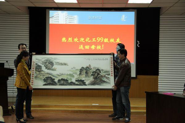 校友代表向学院赠送了大型国画水墨惠山