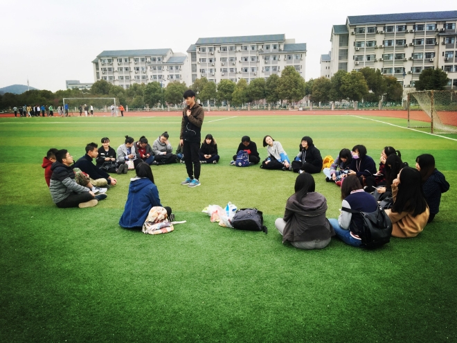 团体心理辅导在西操场进行