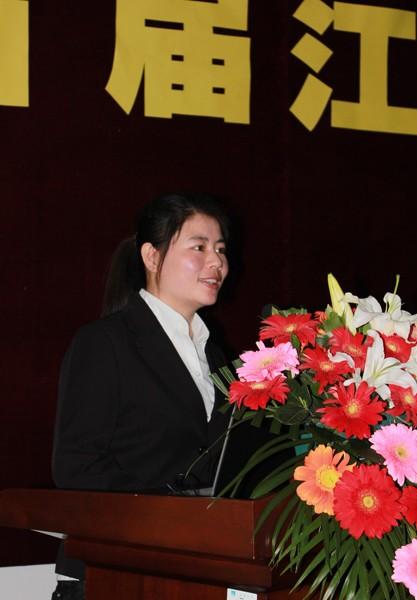 获奖学生进行大会论文交流