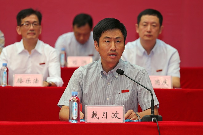 校党委常委、组织部部长戴月波主持开学典礼