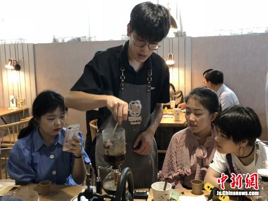 学生们在后勤学校的课堂上听的津津有味。孙权_摄