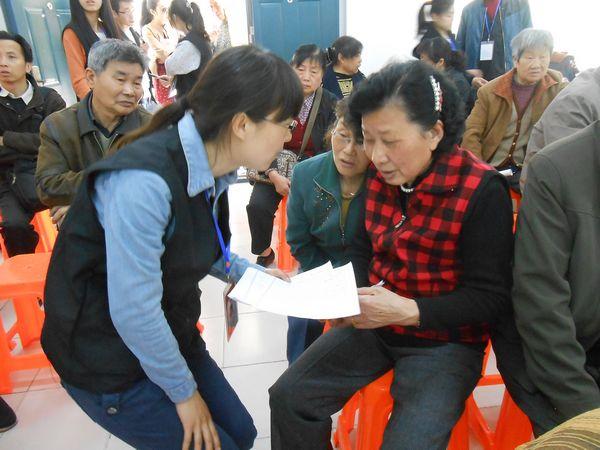给社区群众讲解科普知识