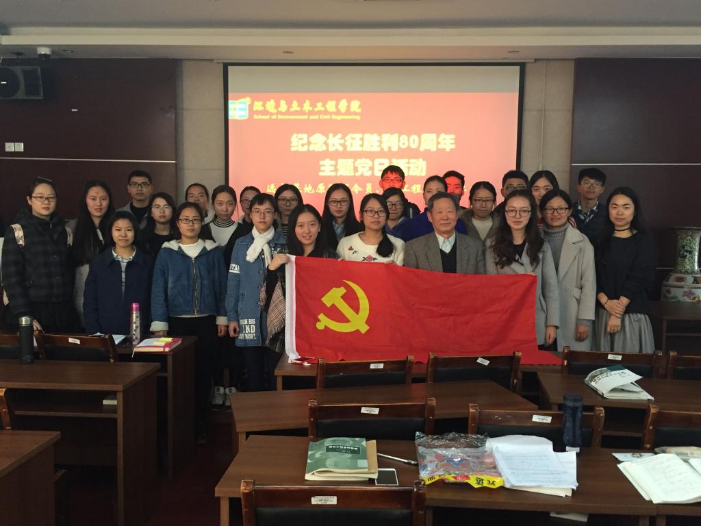 党员同学与刘司令合影留念