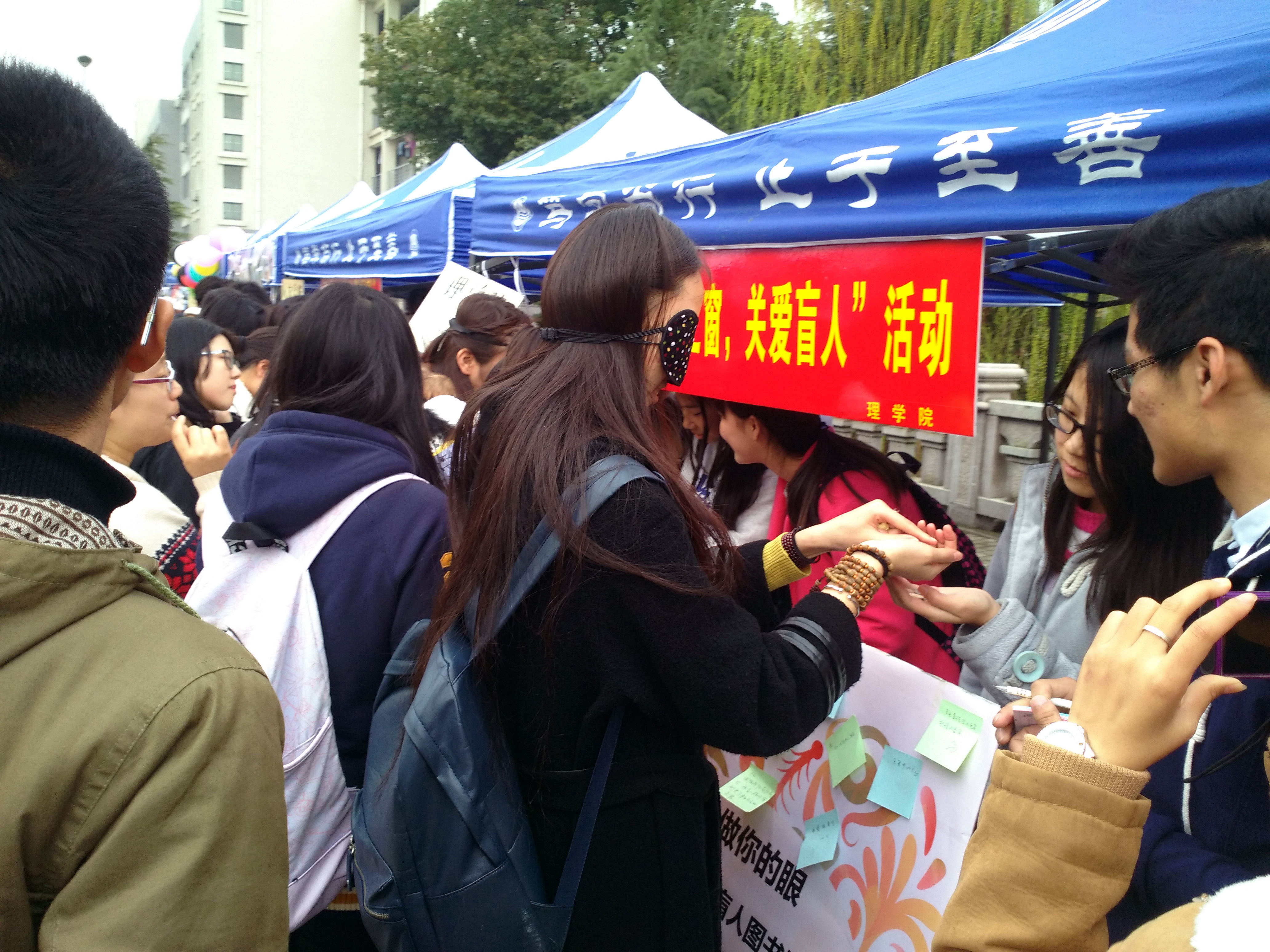 参与者戴着眼罩判别硬币花色