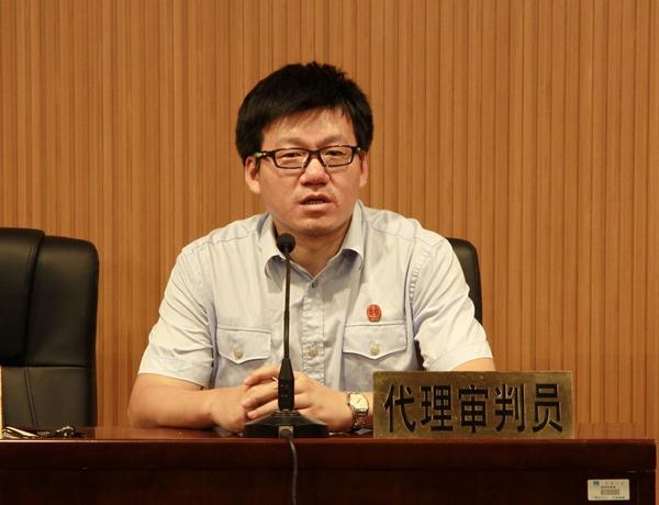 法官郁松与学生交流