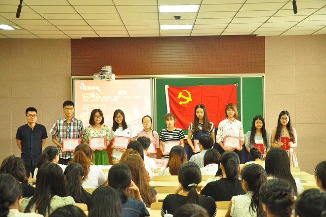 获奖同学合影留念