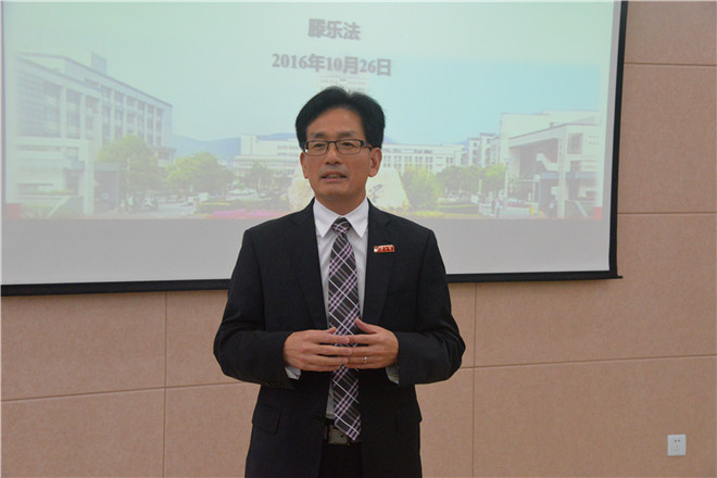 院长滕乐法在谈话谈心活动中主讲