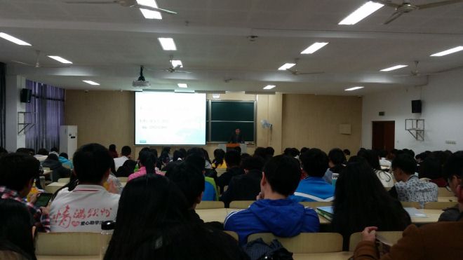 同学们认真听讲