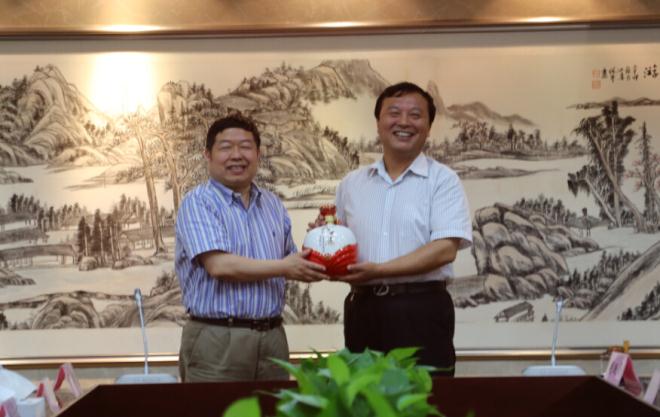 周素明董事长赠送纪念品