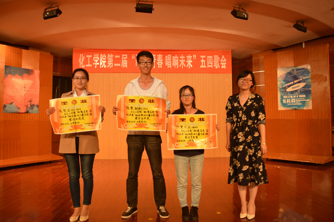 人文学院洪筱老师为最佳组织奖、最佳音色奖、最佳创意奖颁奖