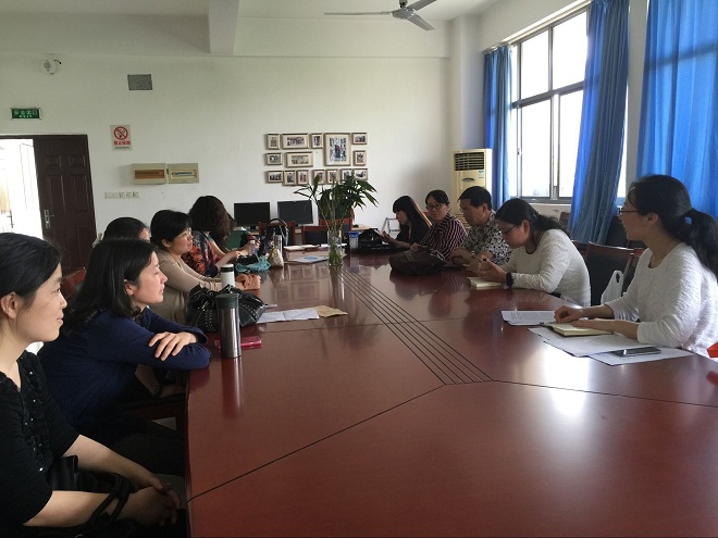大外基础部党员在认真学习交流