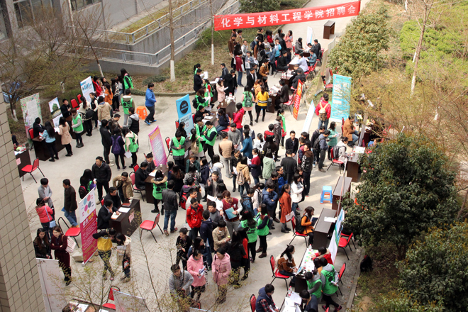 招聘会现场人头攒动