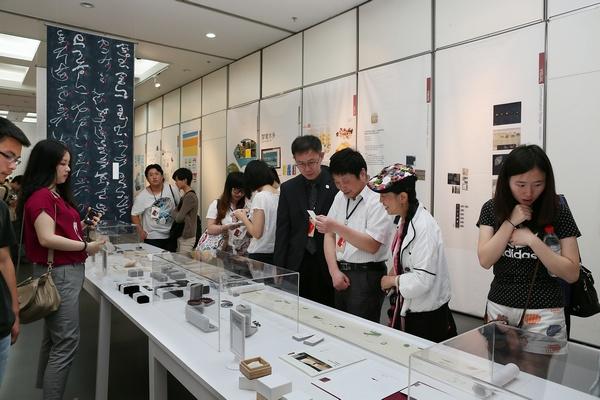 参观展览（三）