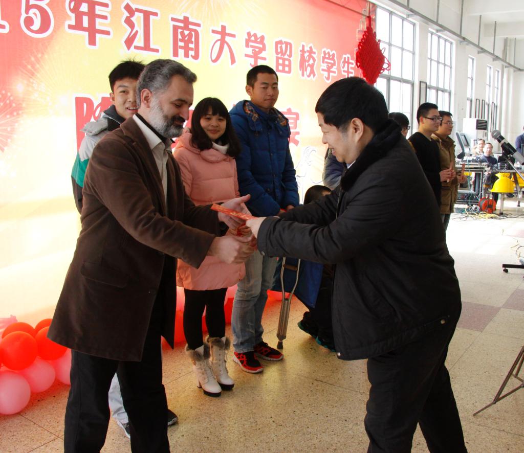 陈坚校长发放新年压岁红包