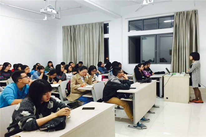 现场同学认真听讲