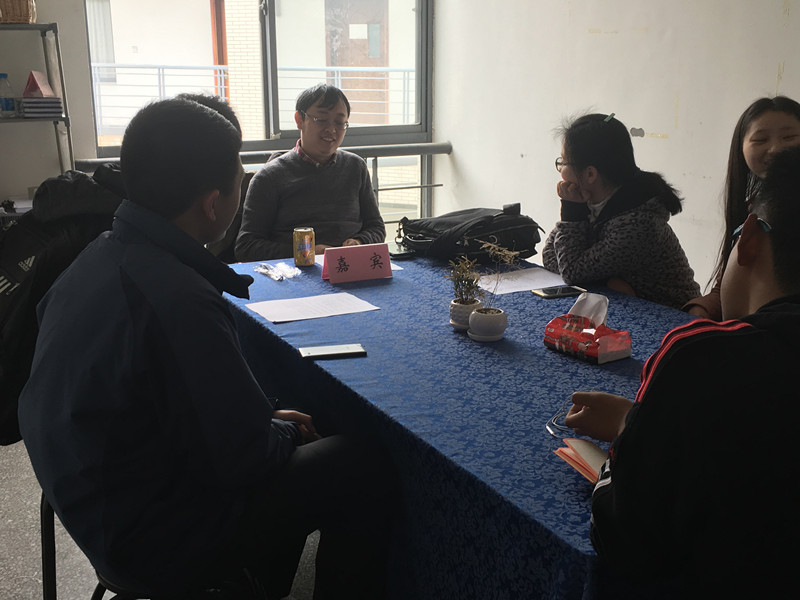 李佳老师与学生们进行了真诚的交流