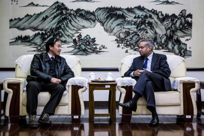 副校长金征宇与Mr. Naveen Srivastava交流