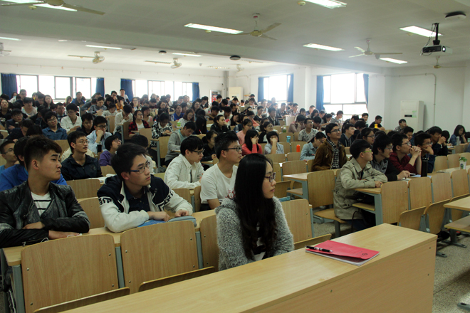 同学们认真聆听讲座