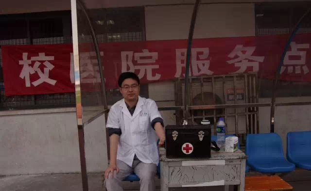 赛场边守候的医务工作者