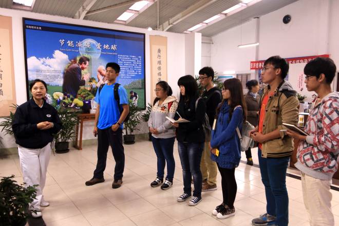 志工为学生讲解垃圾分类理念和低碳生活
