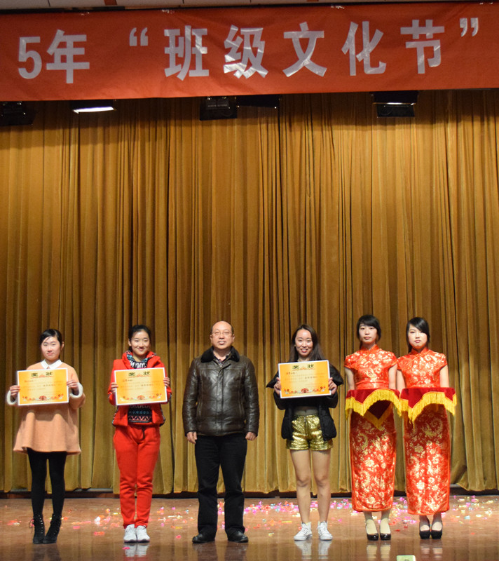 曾院长为冠军班级颁奖