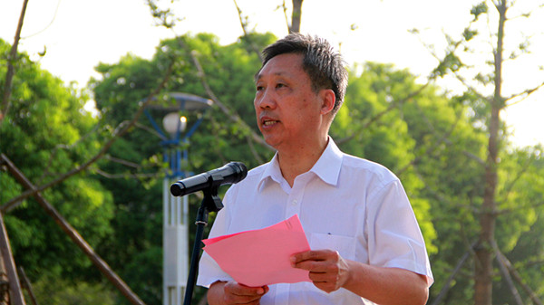 校党委副书记周小浦老师发表国旗下讲话