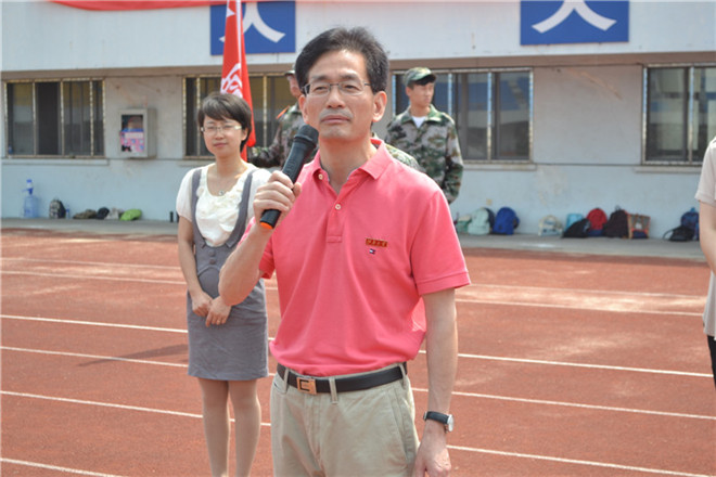 商学院院长滕乐法发表讲话