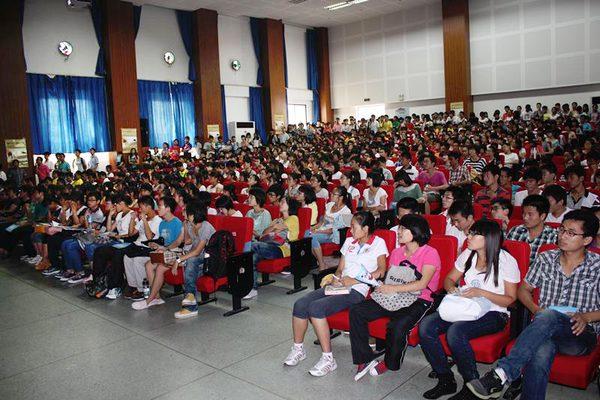 同学们热情参与，座无虚席