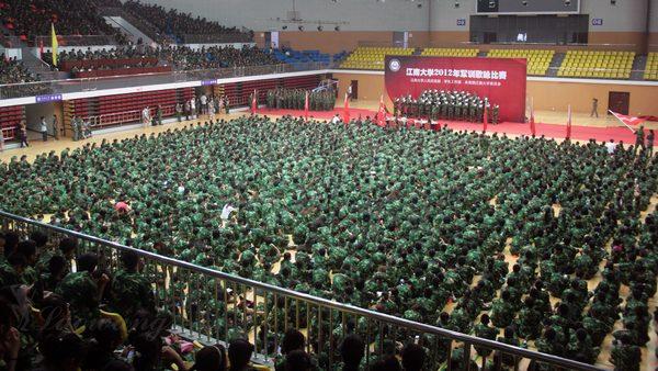 2012年新生军训歌咏比赛现场