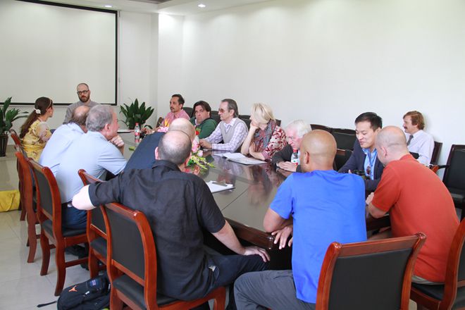 代表团召开外教座谈会