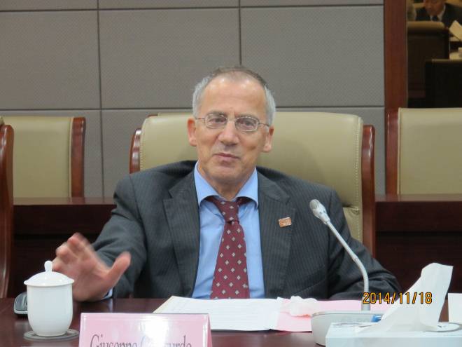 UTHealth校长Giuseppe N. Colasurdo介绍中心情况