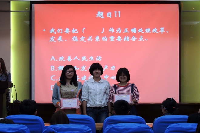 获奖支部与崔老师合影